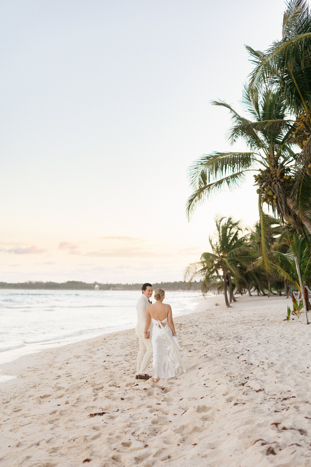 Romantic sunset wedding photos by Antonio Ojeda, luxury wedding photographer in Riviera Maya.
