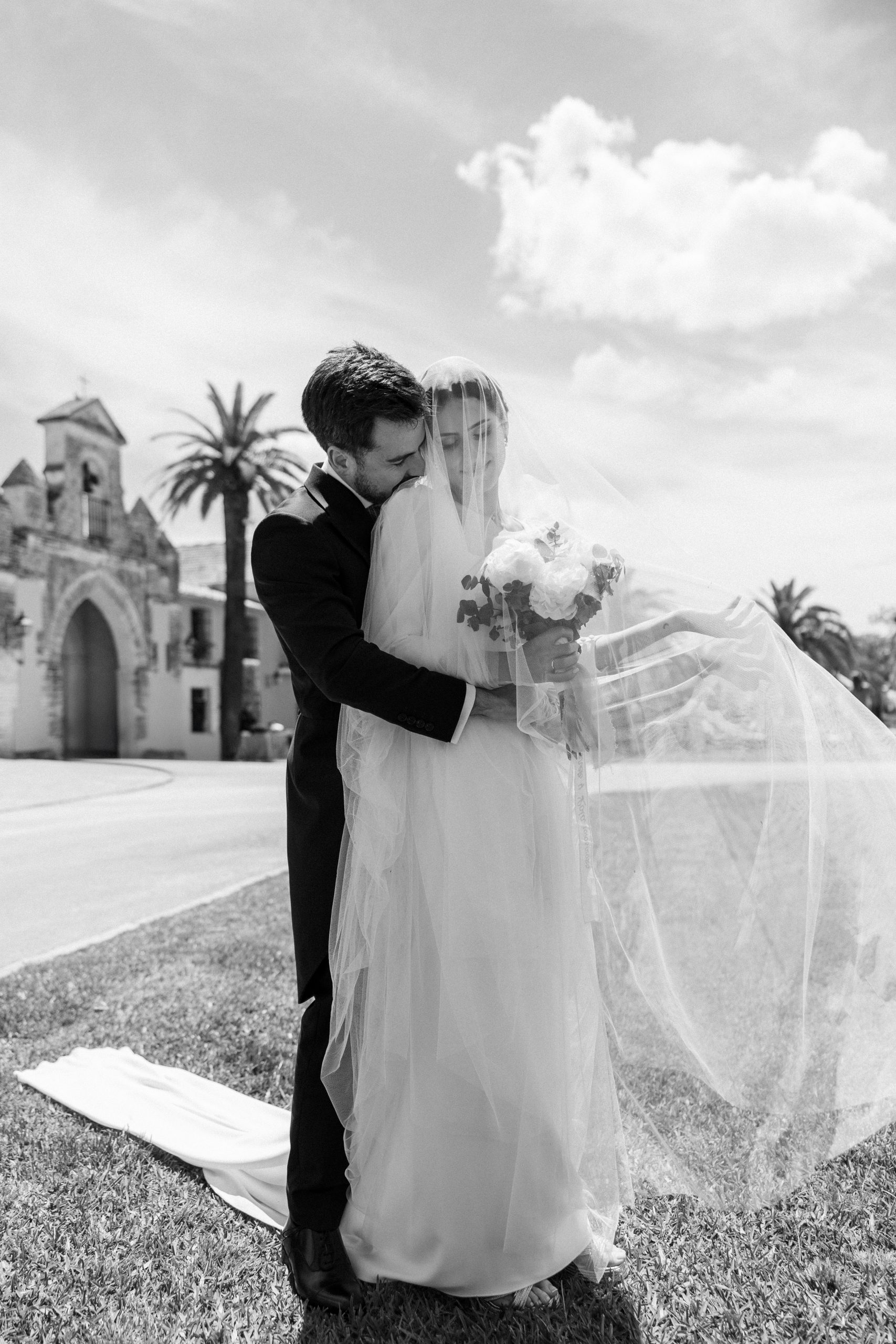 pareja de recién casados súper enamorados abrazándose en el Castillo de la Monclova
