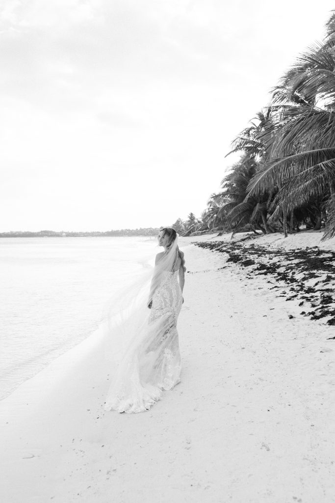 Wedding photographer Antonio Ojeda capturing golden hour portraits Riviera Maya