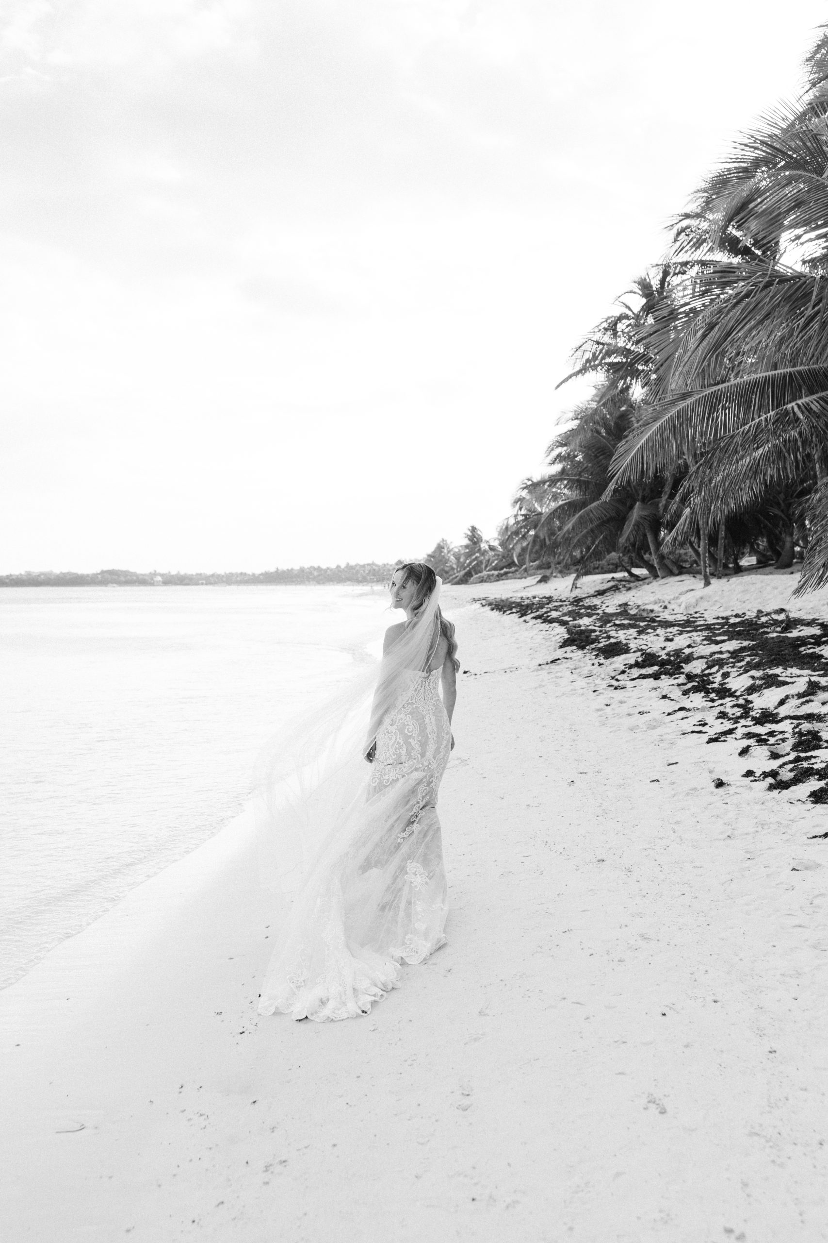 Wedding photographer Antonio Ojeda capturing golden hour portraits Riviera Maya