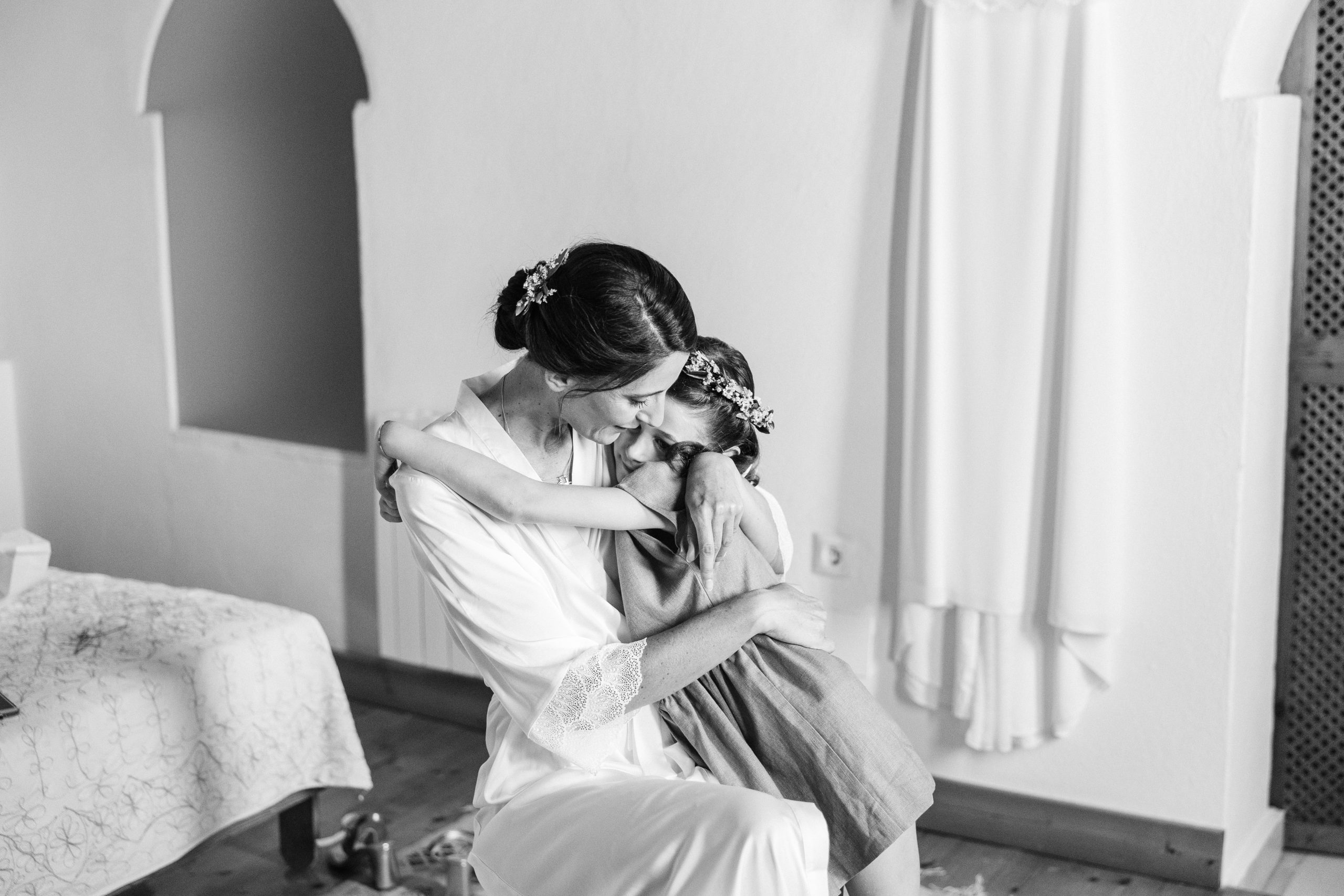 Detalles del vestido de novia durante los preparativos en Hacienda Los Ángeles, Sevilla
