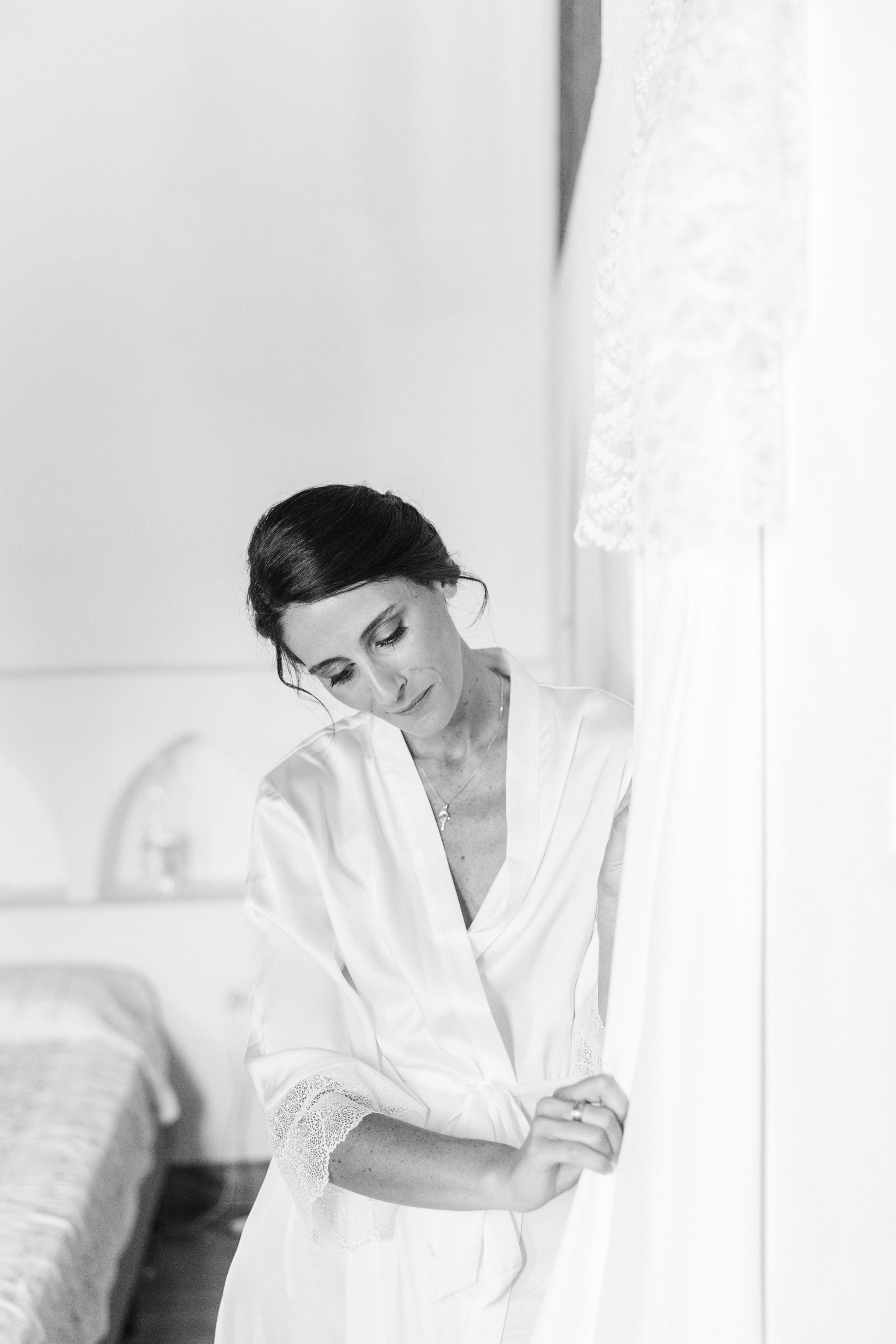 Detalles del vestido de novia durante los preparativos en Hacienda Los Ángeles, Sevilla