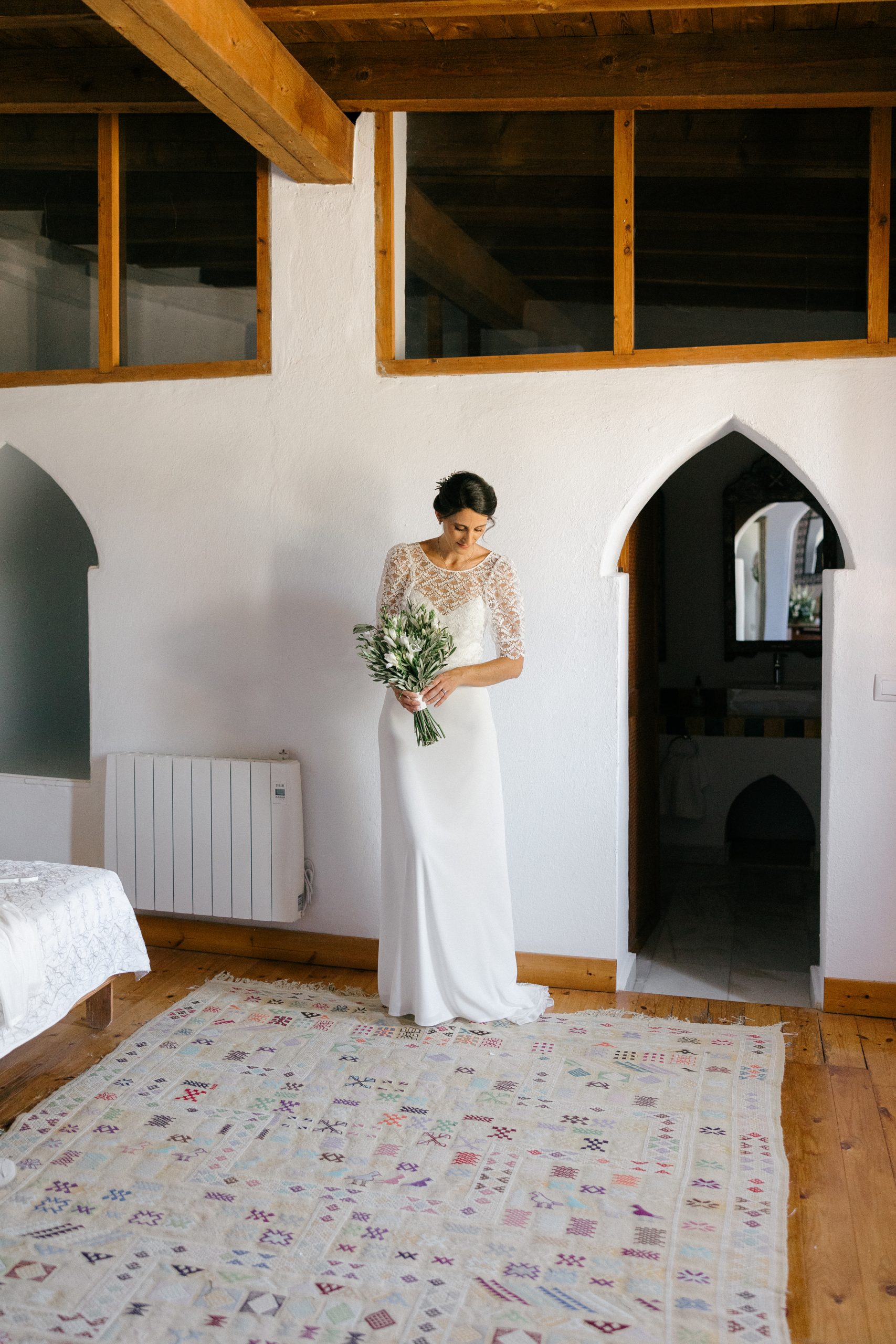 Detalles del vestido de novia durante los preparativos en Hacienda Los Ángeles, Sevilla