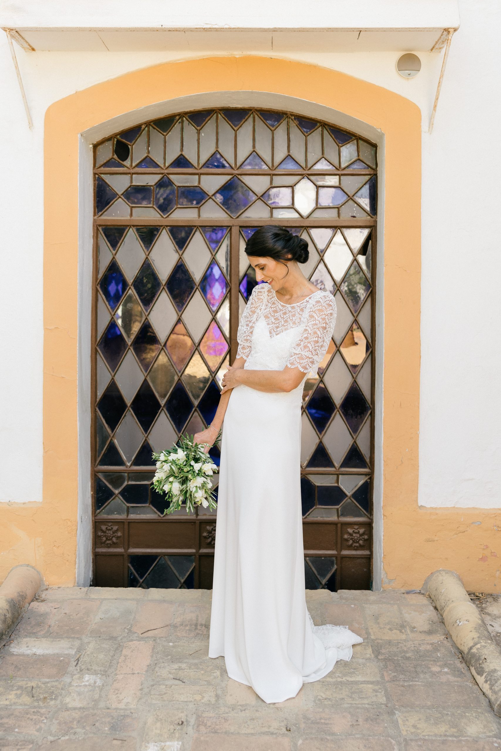 Detalles del vestido de novia durante los preparativos en Hacienda Los Ángeles, Sevilla