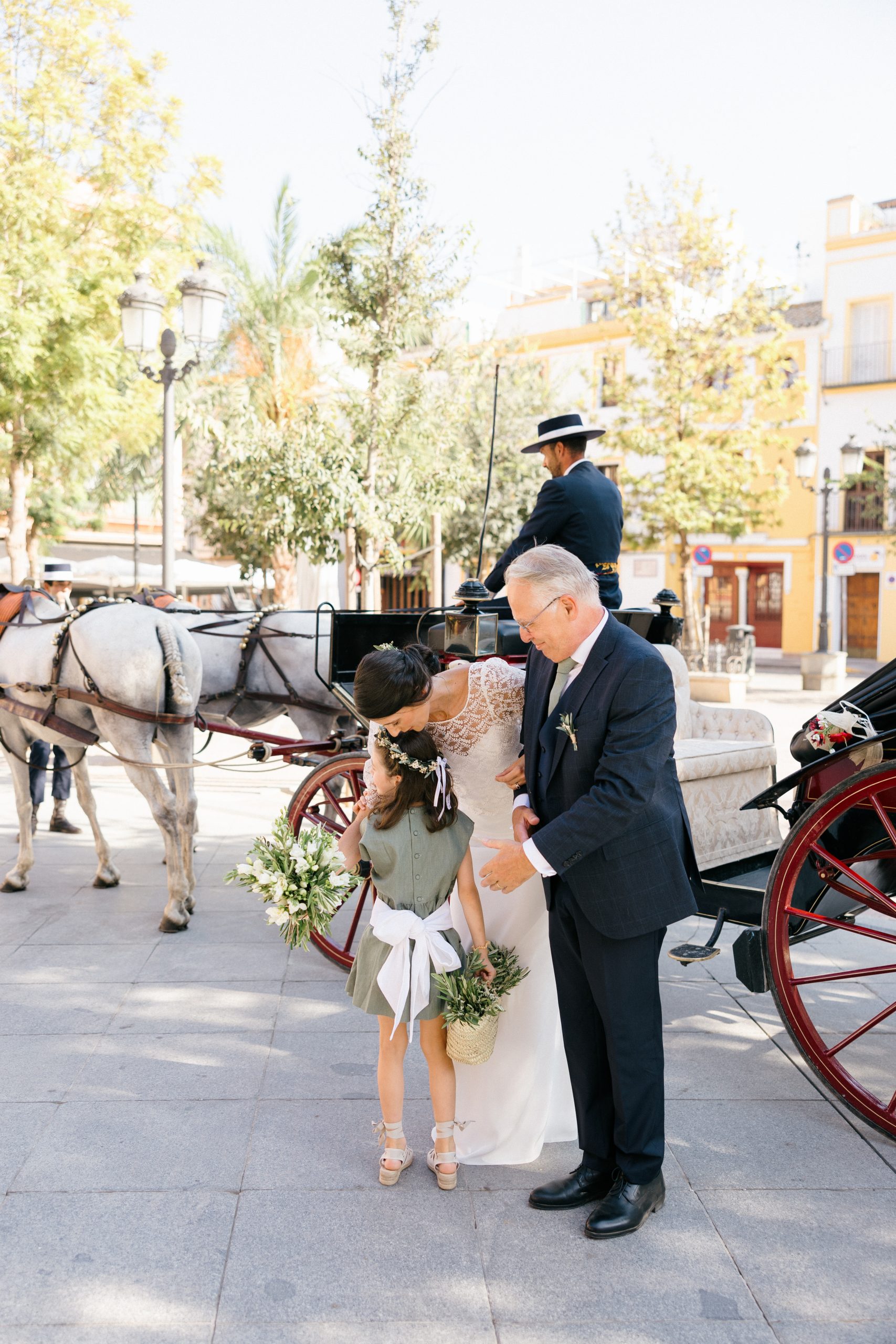 Entrada emocionante de la novia a la iglesia de San Lorenzo en Sevilla.