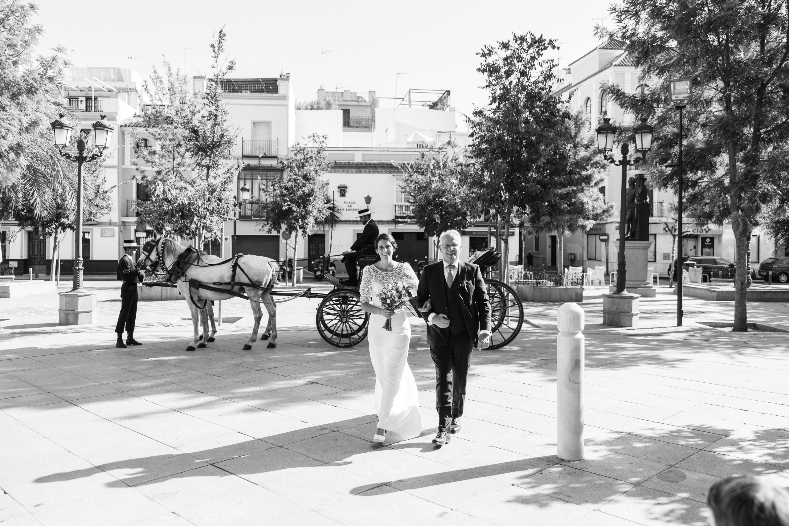 Entrada emocionante de la novia a la iglesia de San Lorenzo en Sevilla.