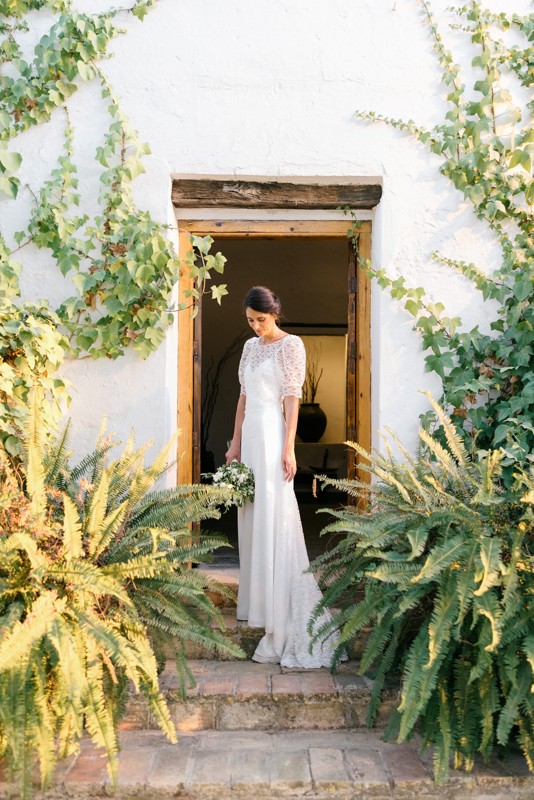 Detalles del vestido de novia durante los preparativos en Hacienda Los Ángeles, Sevilla