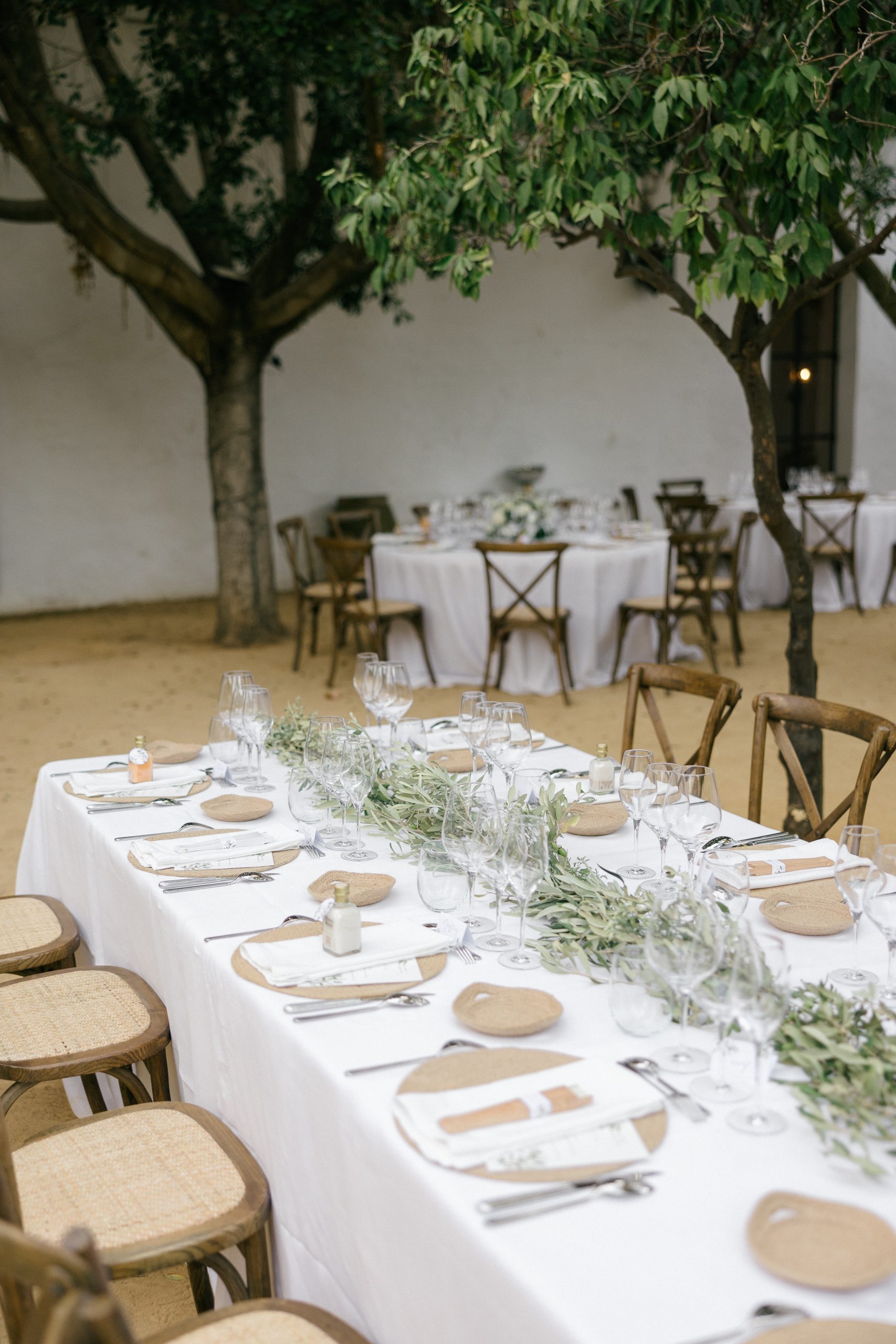 Decoración de mesas para el cocktail en la boda sevillana.