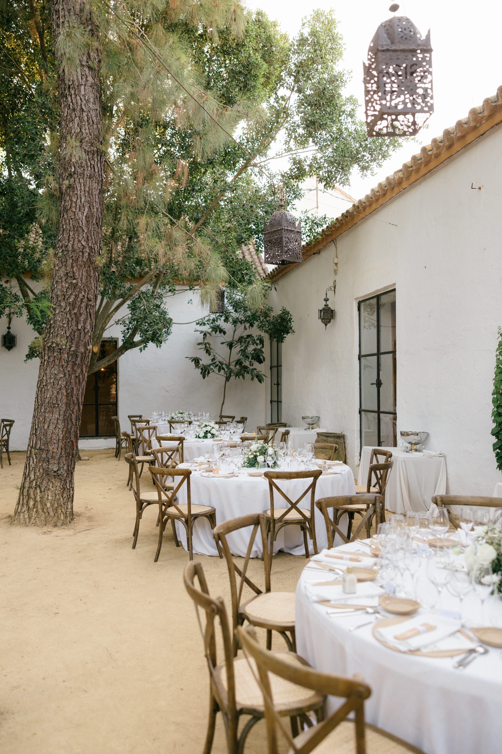 Decoración de mesas para el cocktail en la boda sevillana.
