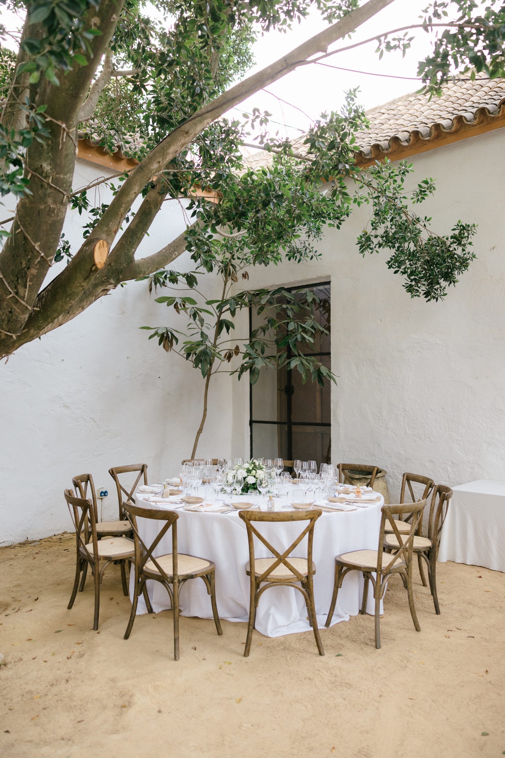 Decoración de mesas para el cocktail en la boda sevillana.
