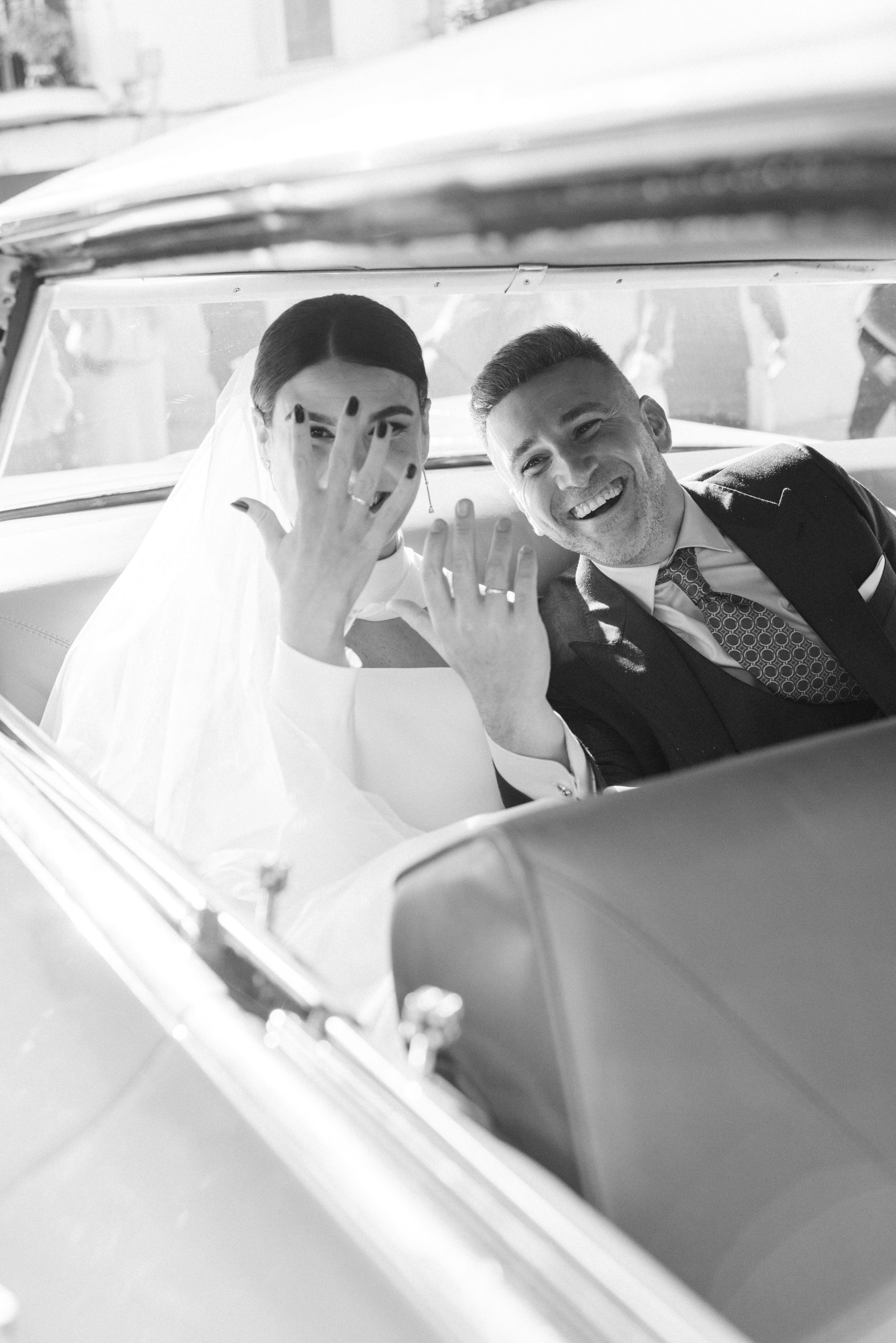 Novios en Chevrolet Impala vintage, boda en Sevilla