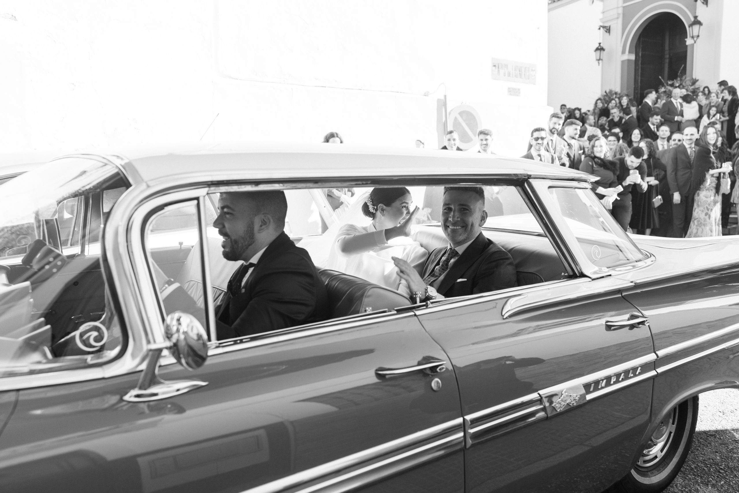 Novios en Chevrolet Impala vintage, boda en Sevilla