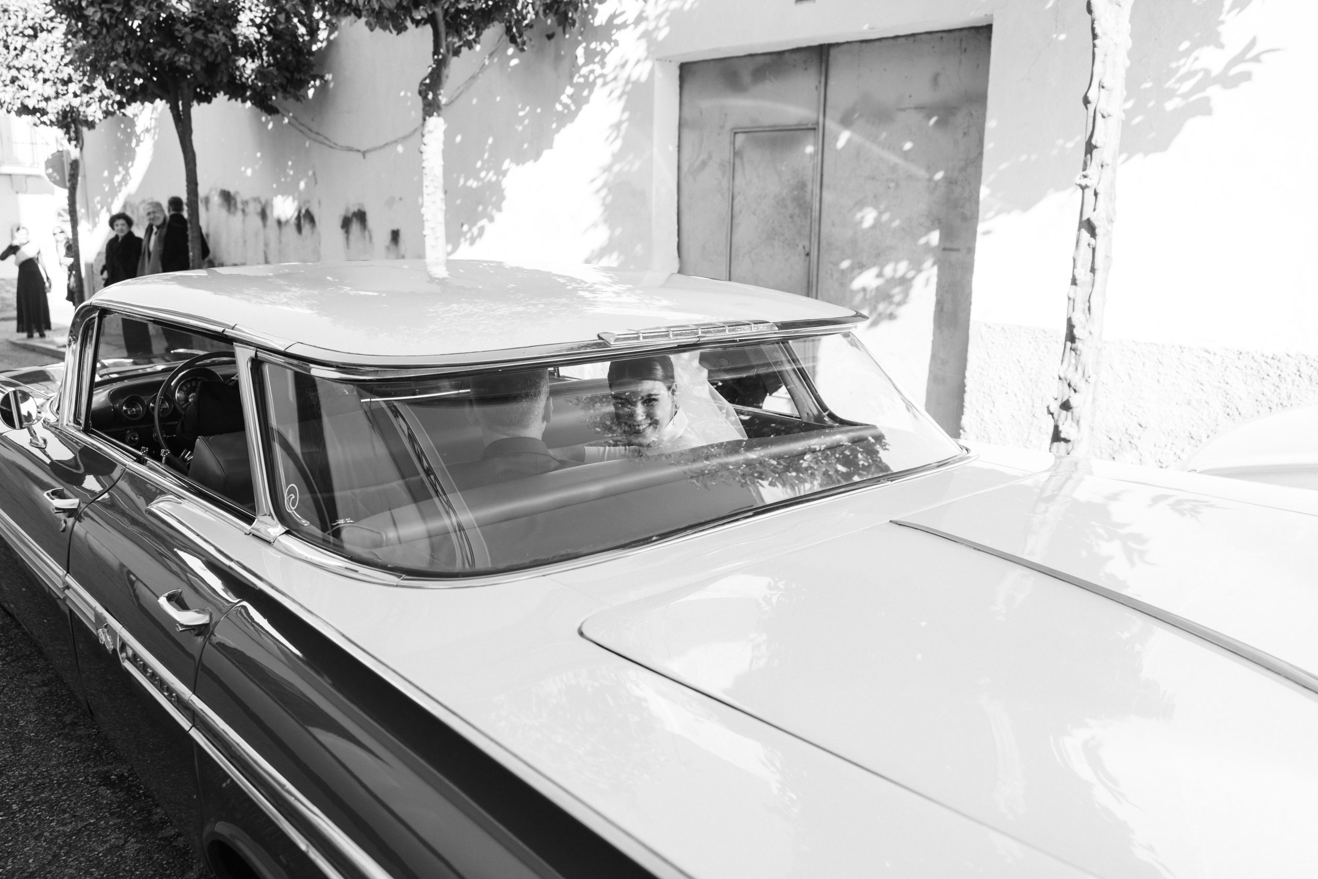 Novios en Chevrolet Impala vintage, boda en Sevilla