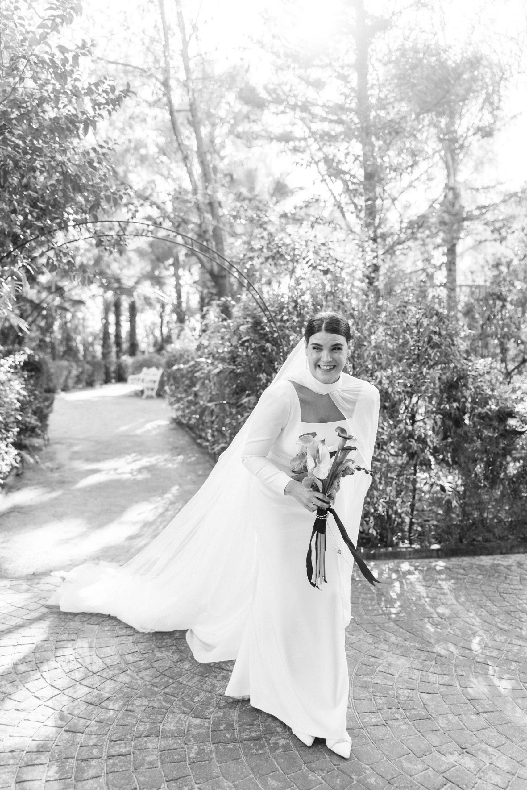 Novia en sendero de jardines, fotografía de bodas Finca Santa Clotilde