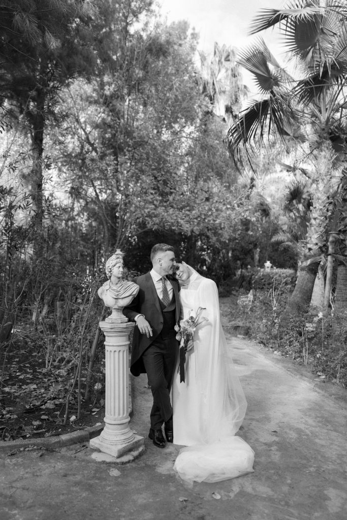 Pareja en jardines de Finca Santa Clotilde en blanco y negro
