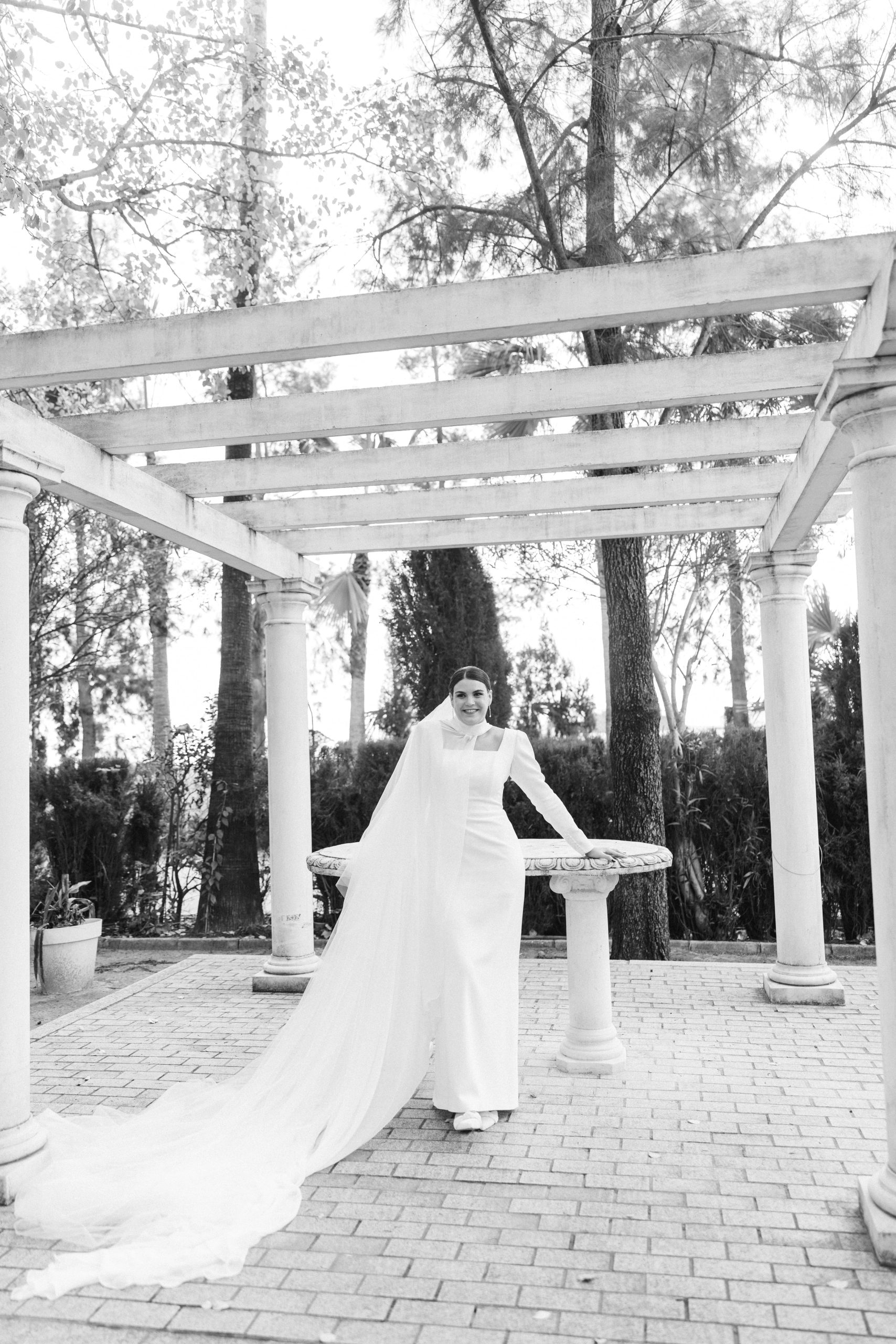 Retrato nupcial bajo pérgola blanca, Finca Santa Clotilde