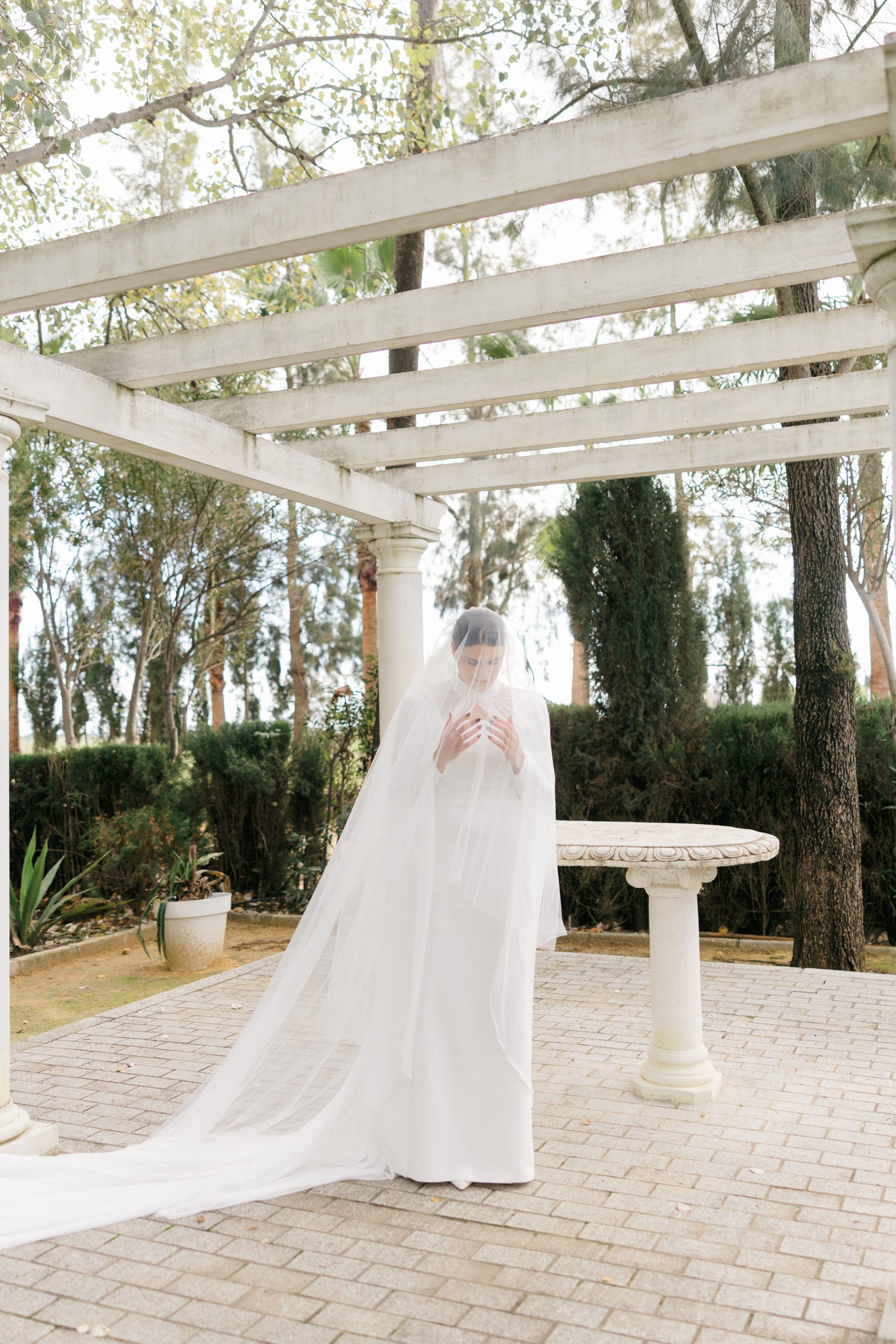 Novia bajo pérgola con velo, Finca Santa Clotilde Sevilla