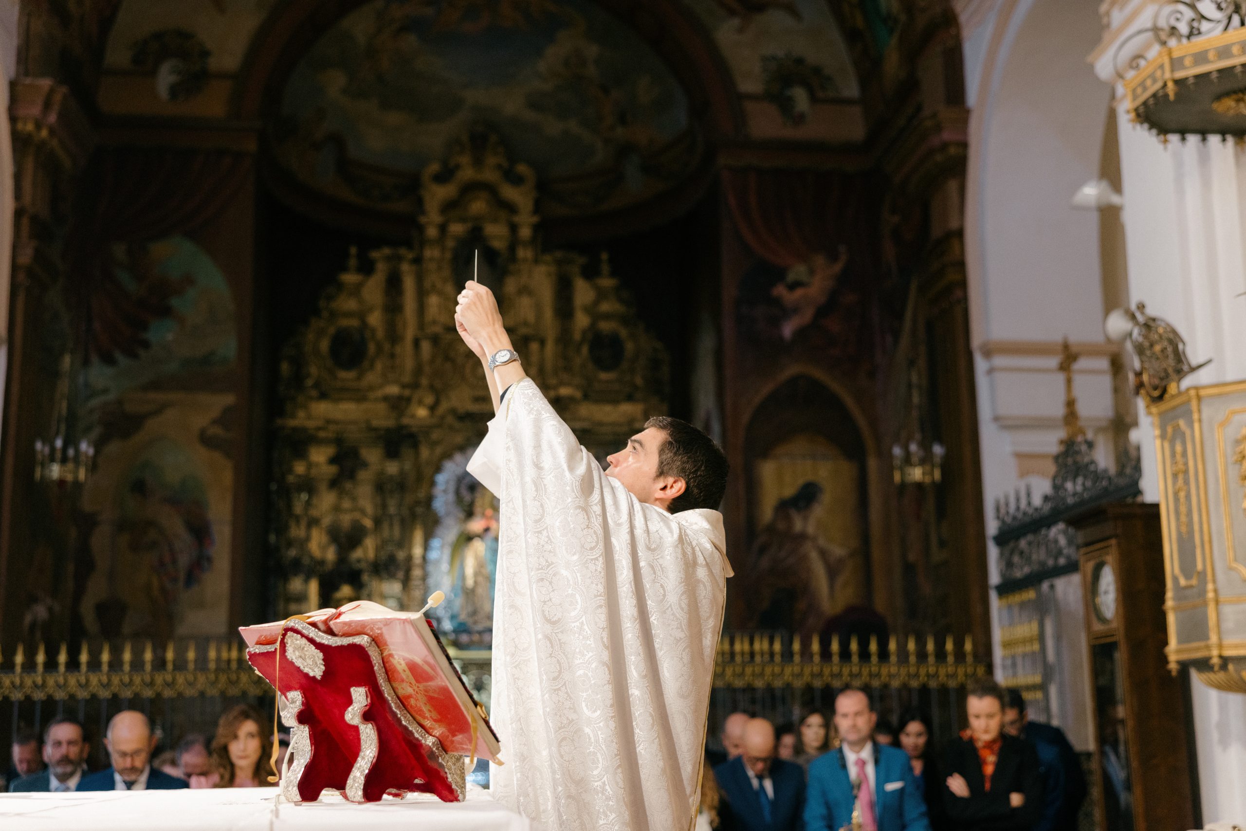 Fotografía de bodas Finca Santa Clotilde, ceremonia religiosa en iglesia sevillana