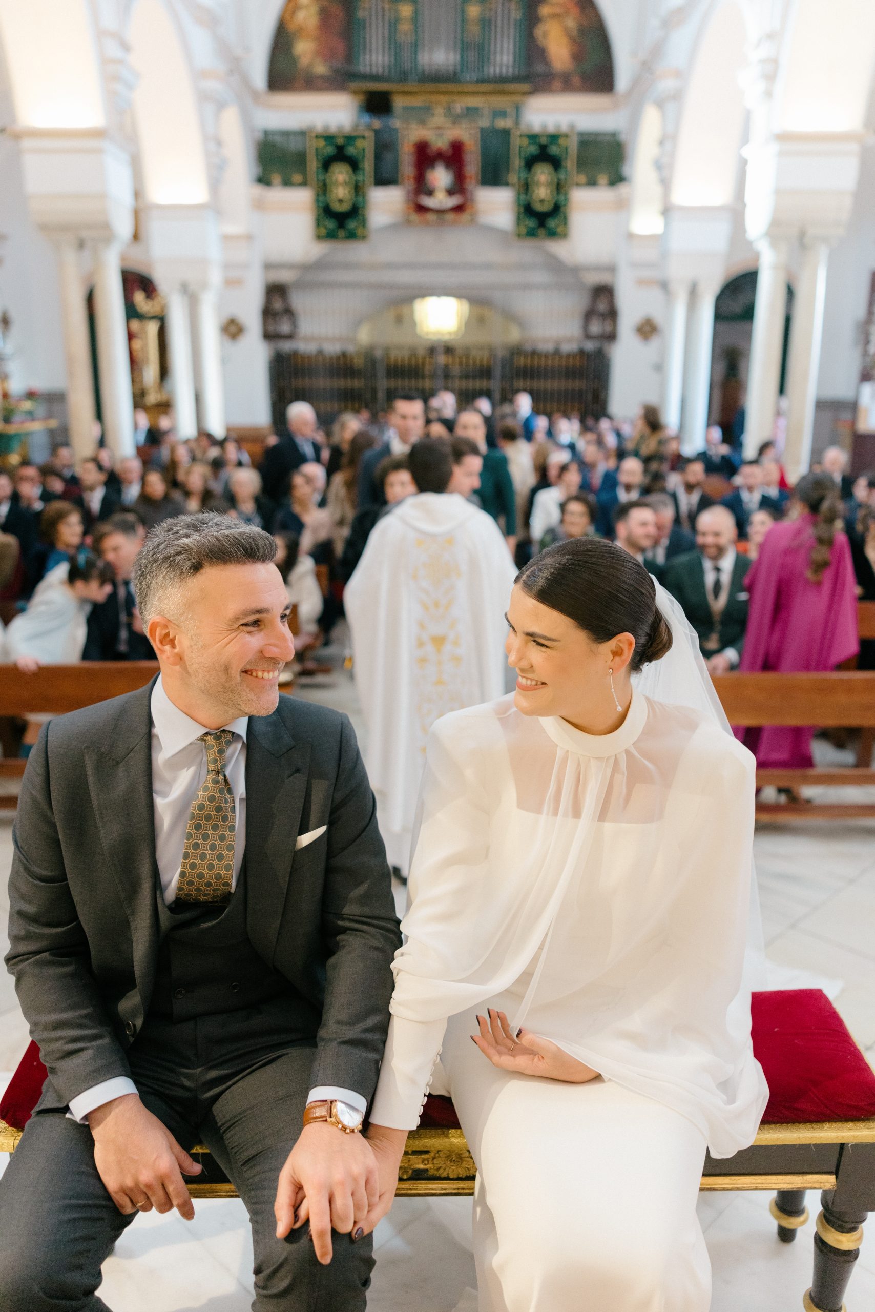 Boda en Sevilla, ceremonia religiosa con decoración en burdeos y verde