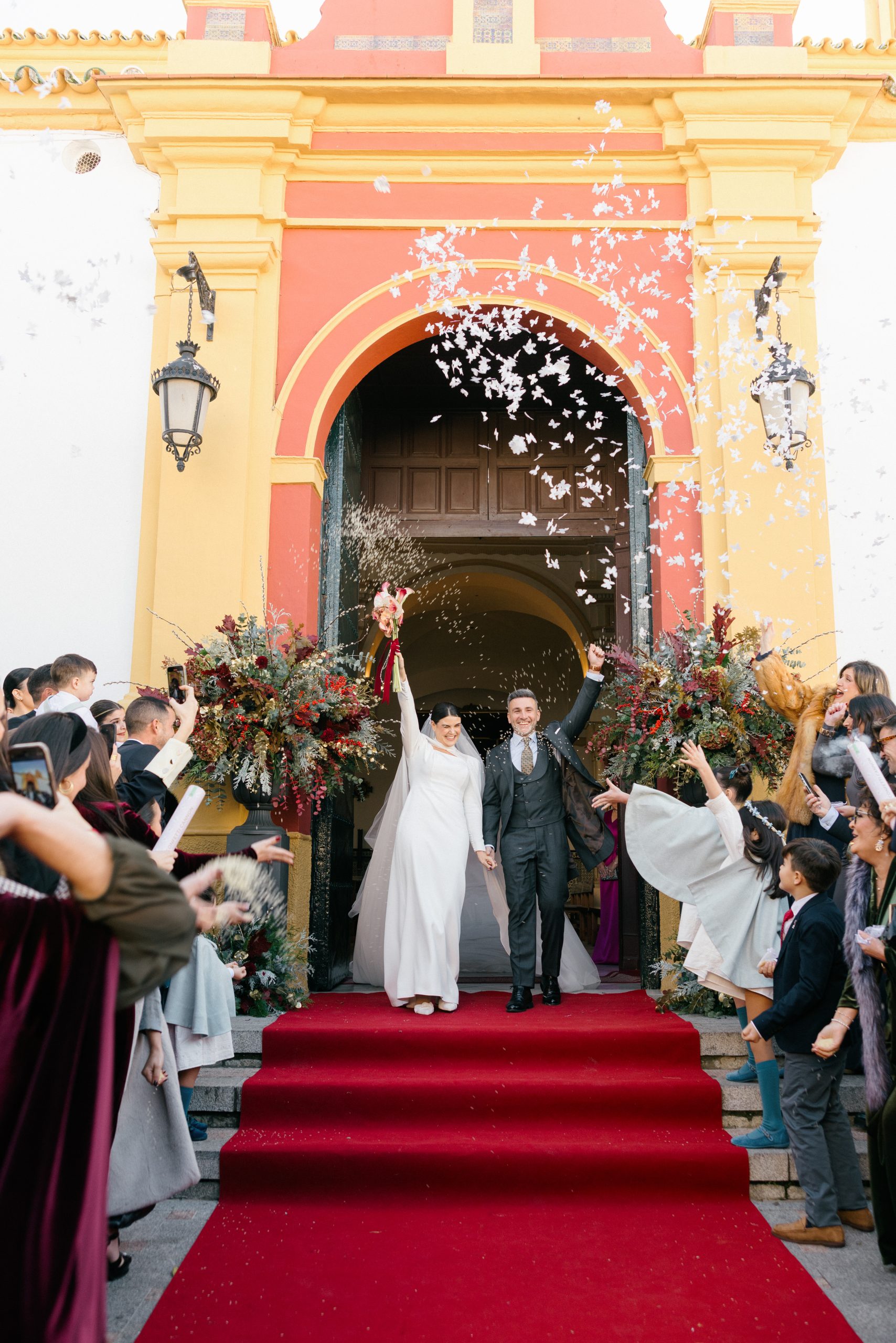Fotografía de bodas Finca Santa Clotilde, salida de la iglesia con mariposas