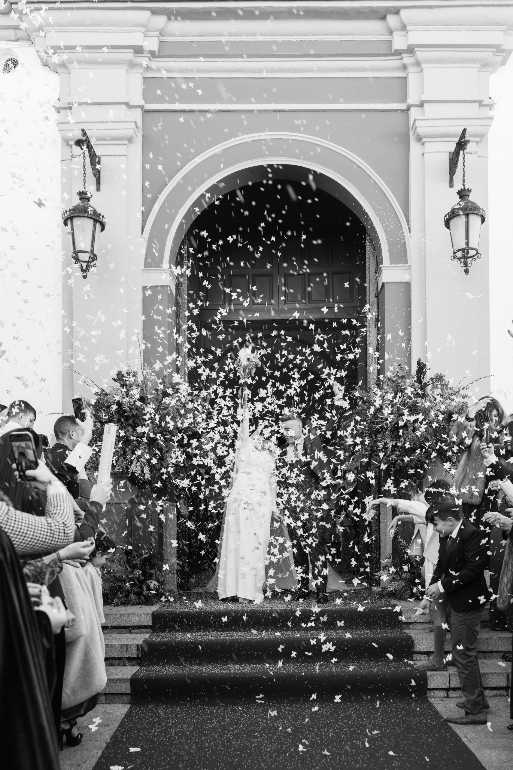 Novios saliendo de la iglesia, boda en Sevilla en blanco y negro