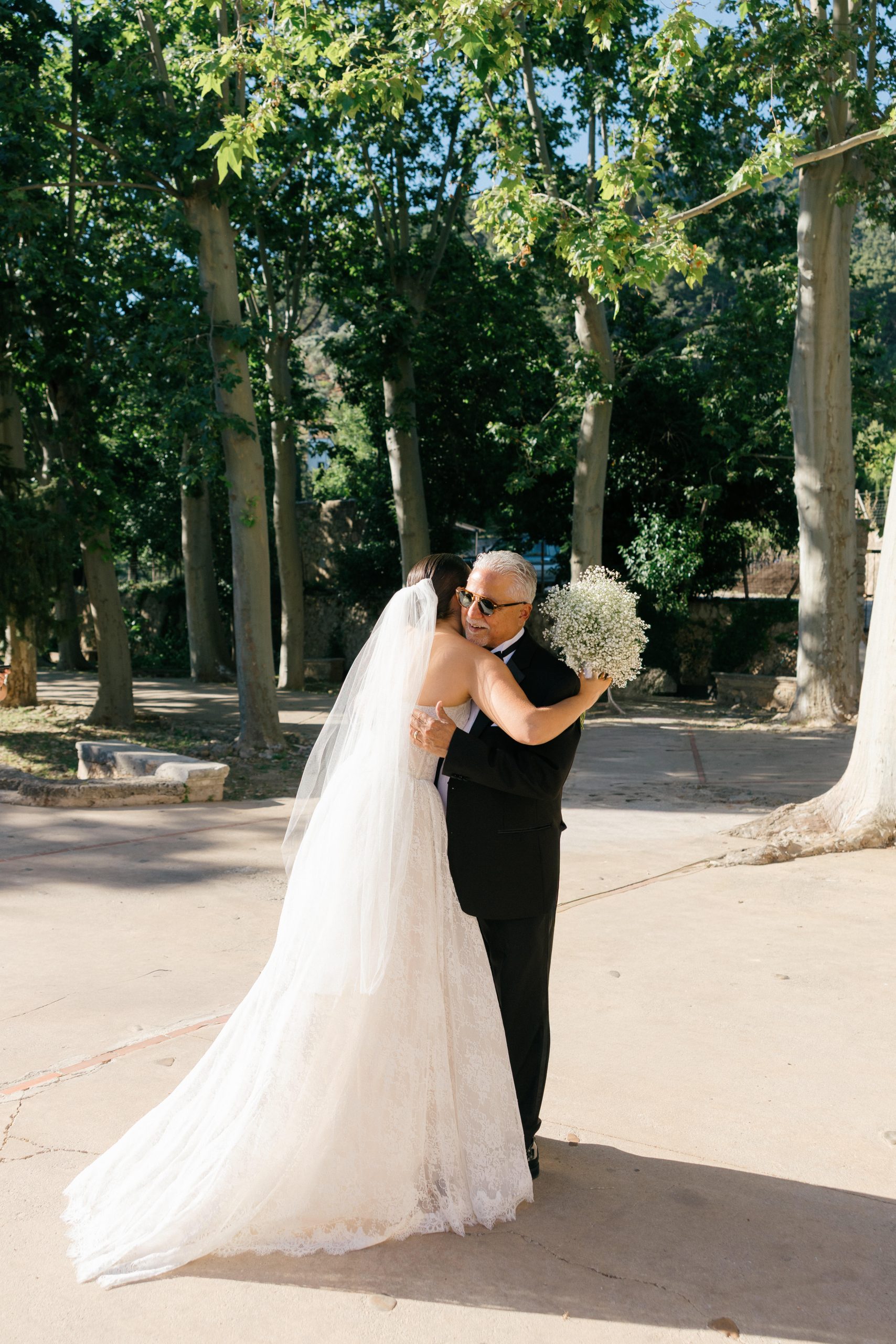 Bride and groom at Jardines de Alfabia, Mallorca spring wedding