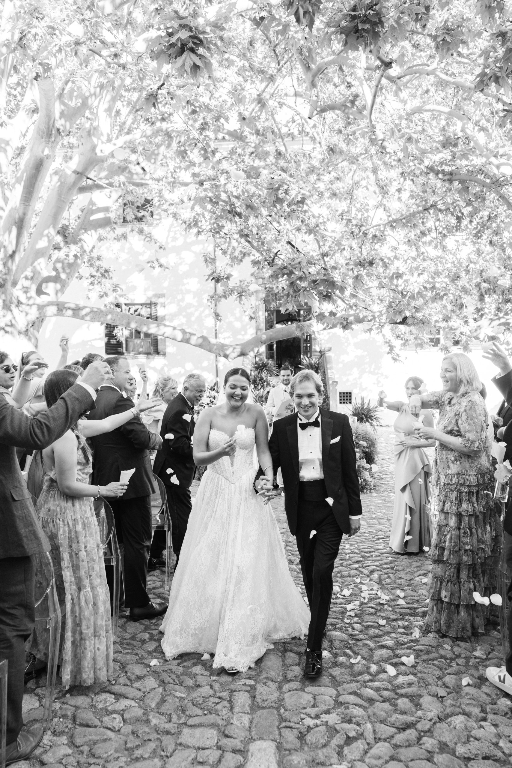 Bride and groom at Jardines de Alfabia, Mallorca spring wedding