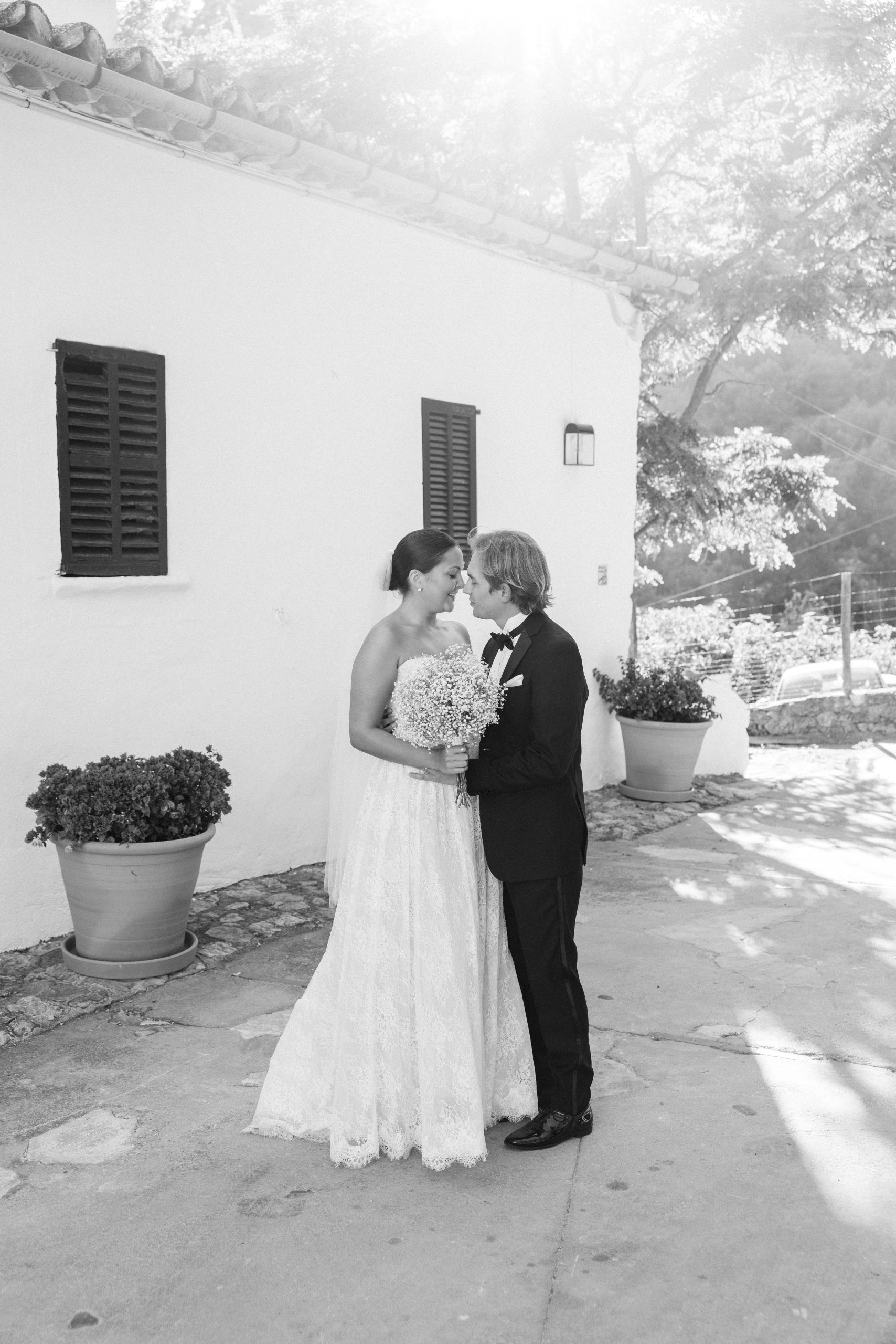 Wedding portraits in the gardens of Jardines de Alfabia