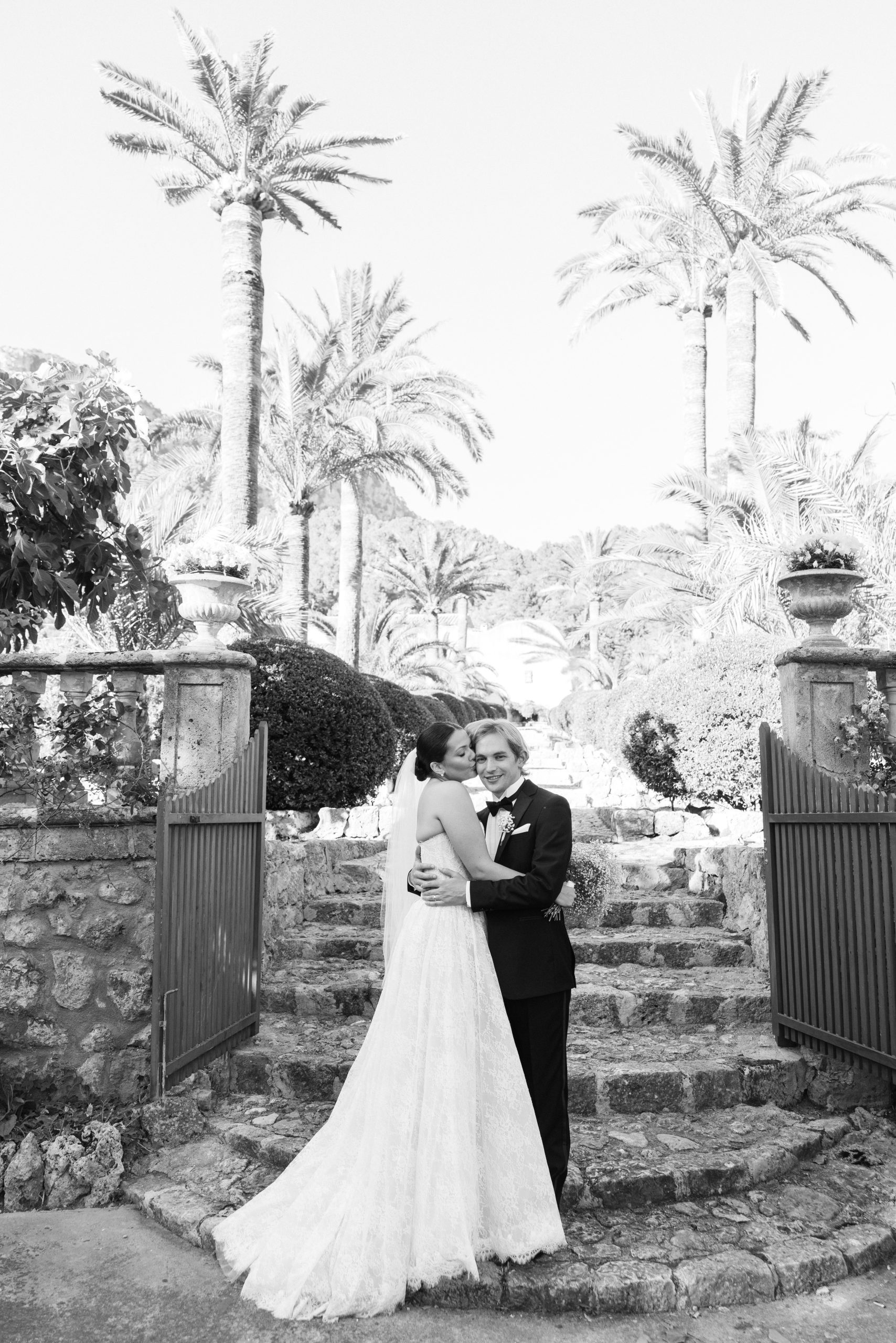 Wedding portraits in the gardens of Jardines de Alfabia