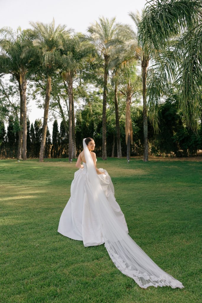 Novia en jardines de Bellasombra House con catering Antonio Bort