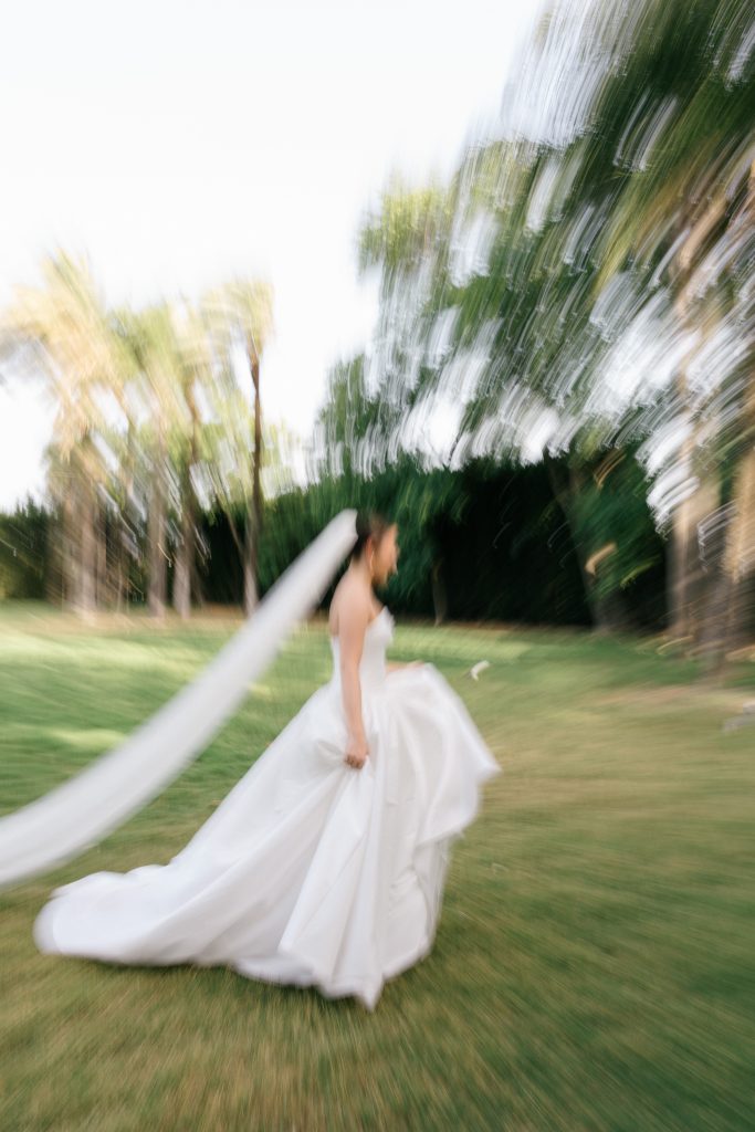 Novia en jardines de Bellasombra House con catering Antonio Bort