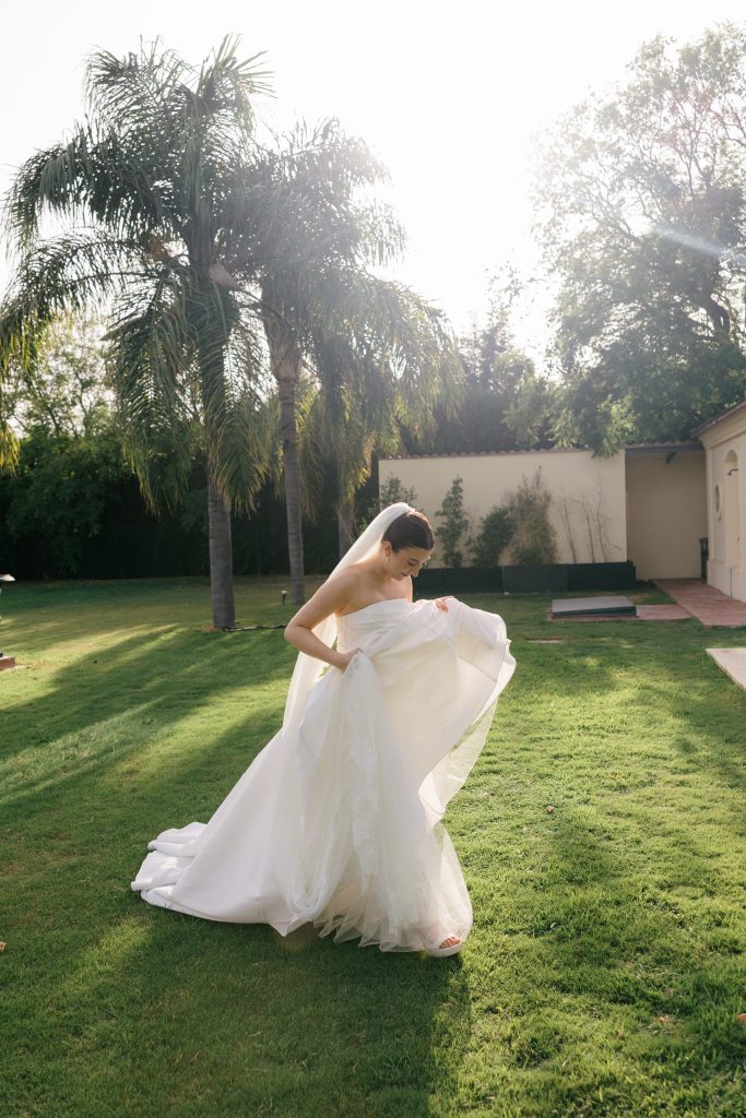 Novia en jardines de Bellasombra House con catering Antonio Bort