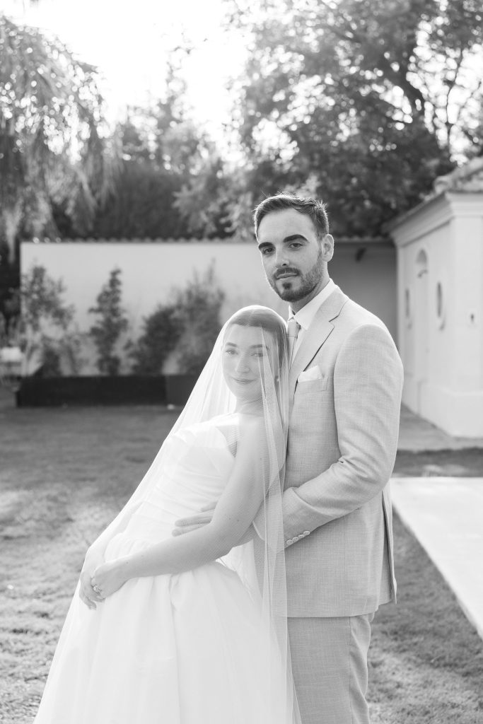 Retrato de novios en los jardines de Bellasombra House, Sevilla