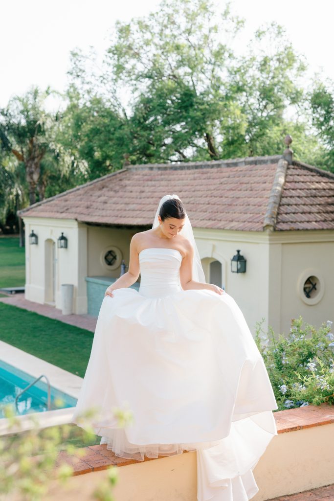 Novia en jardines de Bellasombra House con catering Antonio Bort