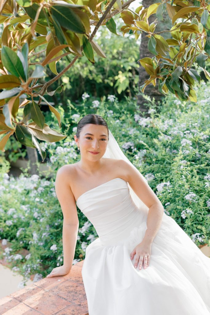 Novia en jardines de Bellasombra House con catering Antonio Bort