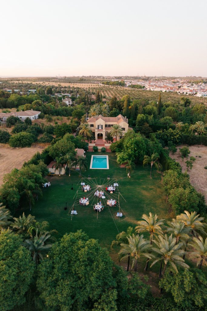 Boda de verano en Bellasombra House, jardines diseñados por Kip Dodds