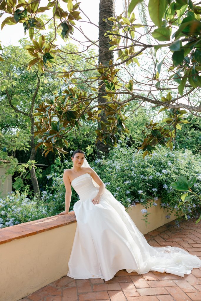 Novia en jardines de Bellasombra House con catering Antonio Bort